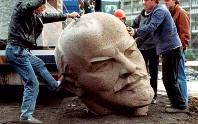 Destruction d'une statue de Lénine en Ukraine