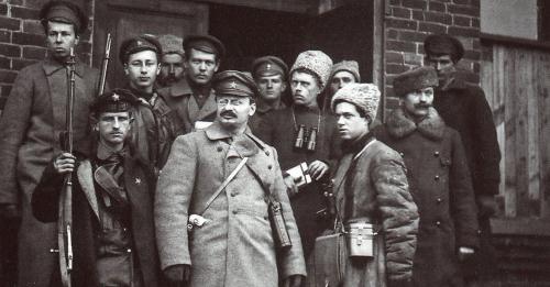 Trotsky, chef de l’Armée rouge, avec des soldats